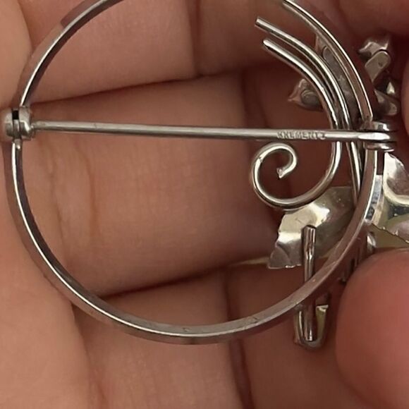 Vintage krementz silver tone leaf brooch - Picture 4 of 4